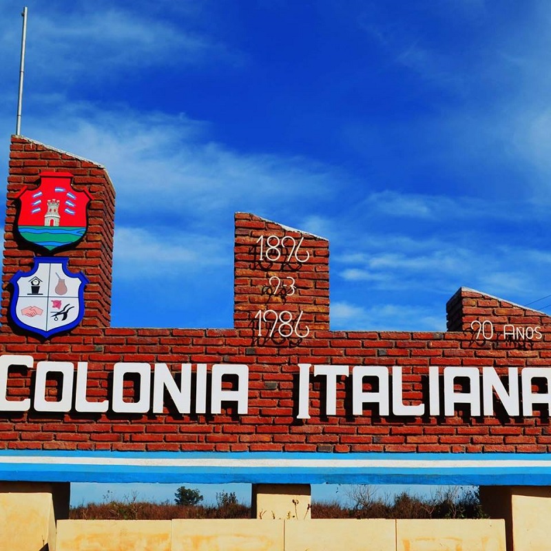 Colonia Italiana - Plaza en el pueblo de Colonia Italiana.