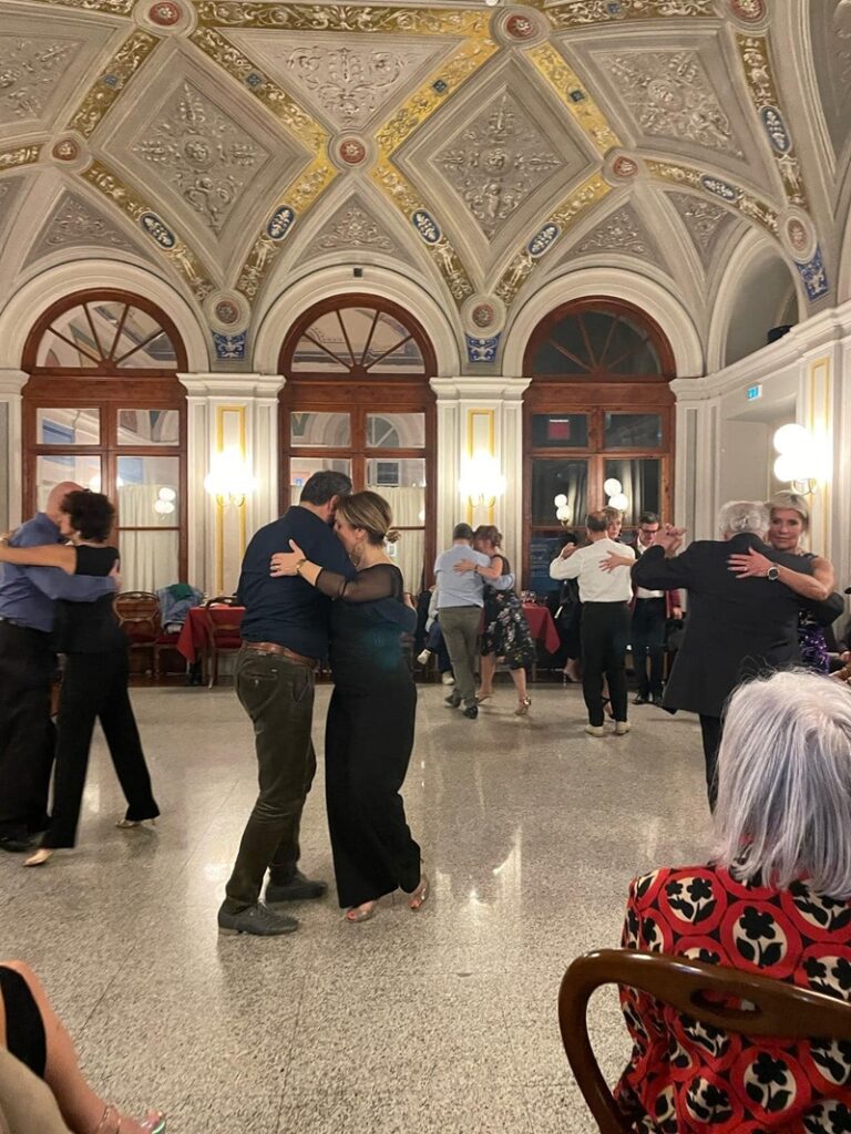 Un Palco di Vini - Gente bailando tango.