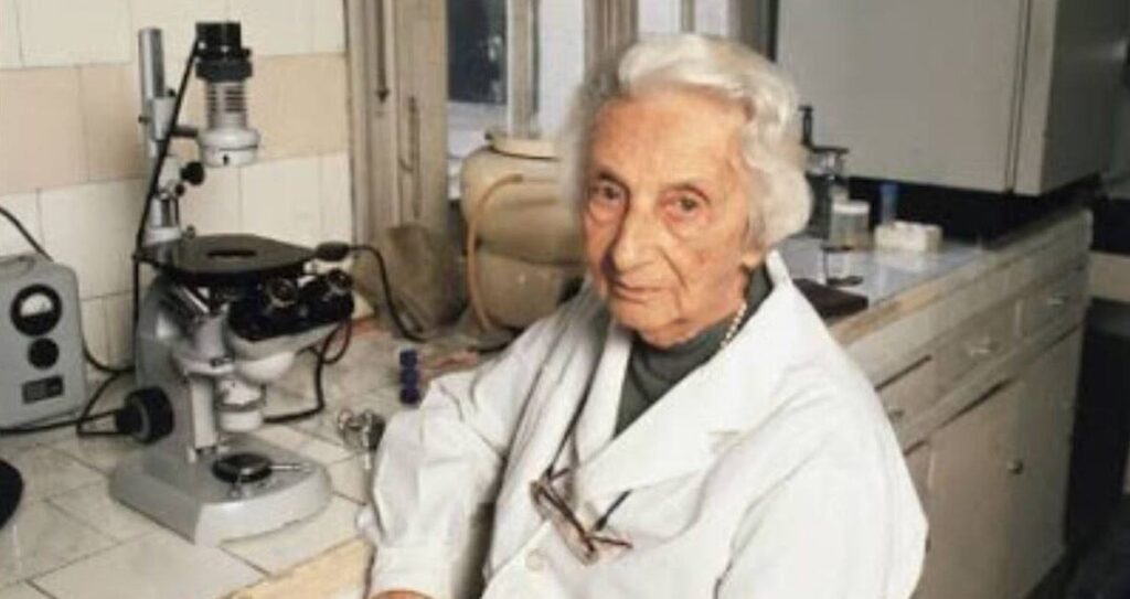 Eugenia Sacerdote invetigando en el laboratorio