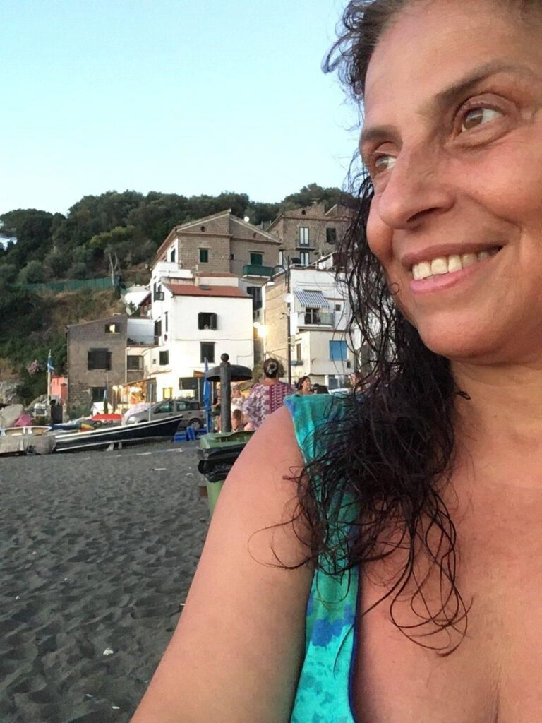 María visitando Marina di Puolo, en la costa cercana a Sorrento, pueblo natal de su abuelo paterno.