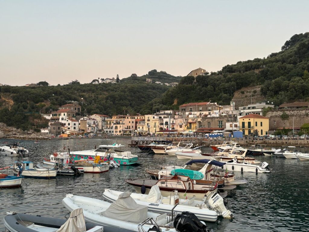 Fotografía actual de Marina di Puolo, pequeña bahía cercana a Sorrento, en la costa de Campania, Italia.